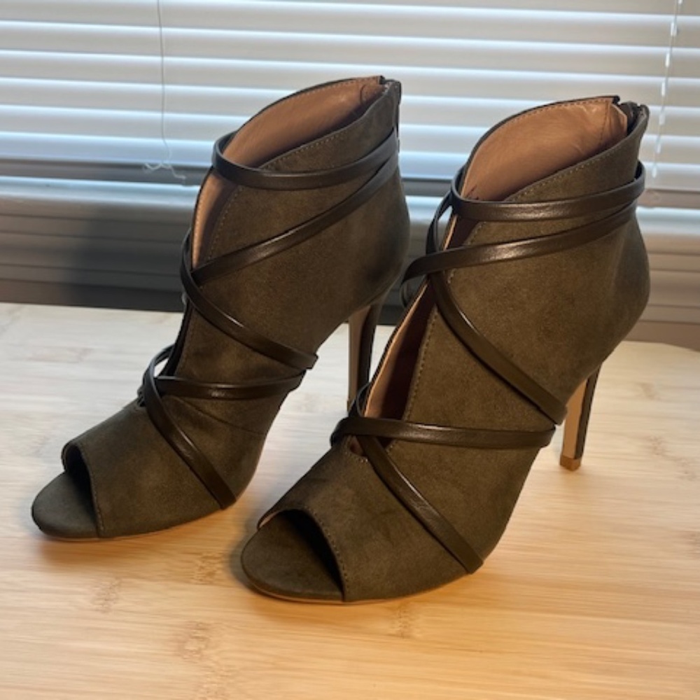 UNWORN Open Toe Ankle Bootie Heels Journee Collection Samara Size 6.5 Olive